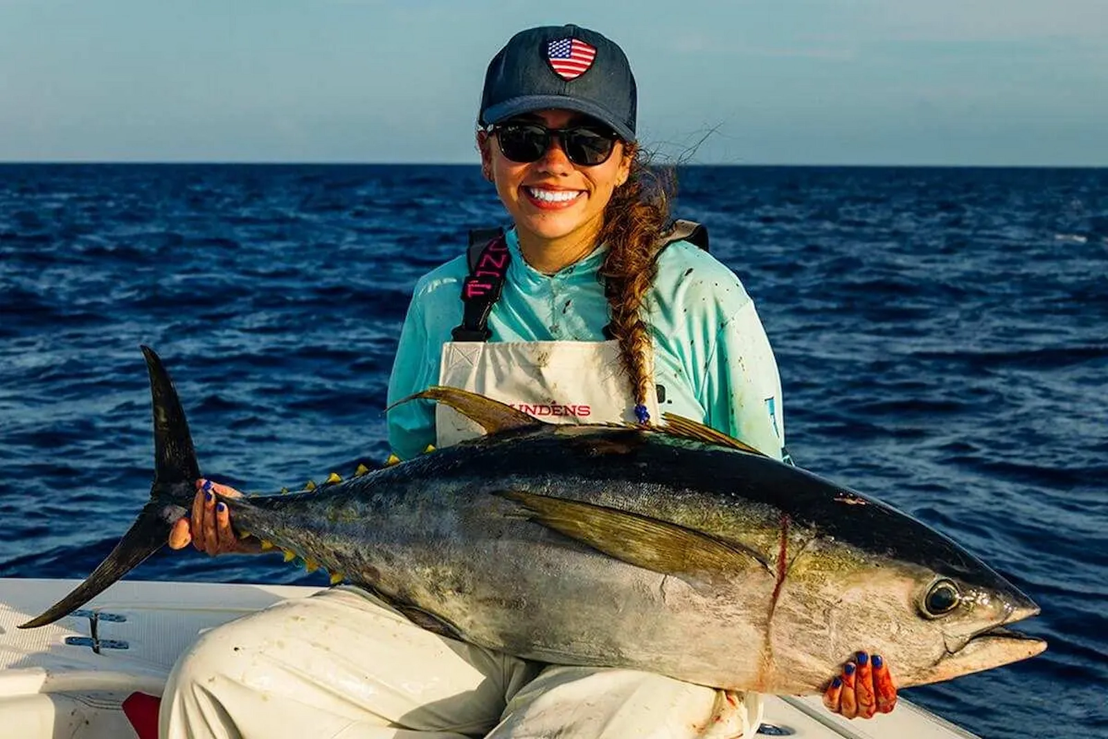 Pescador com um atum-amarelo capturado em alto-mar em Quepos, Costa Rica