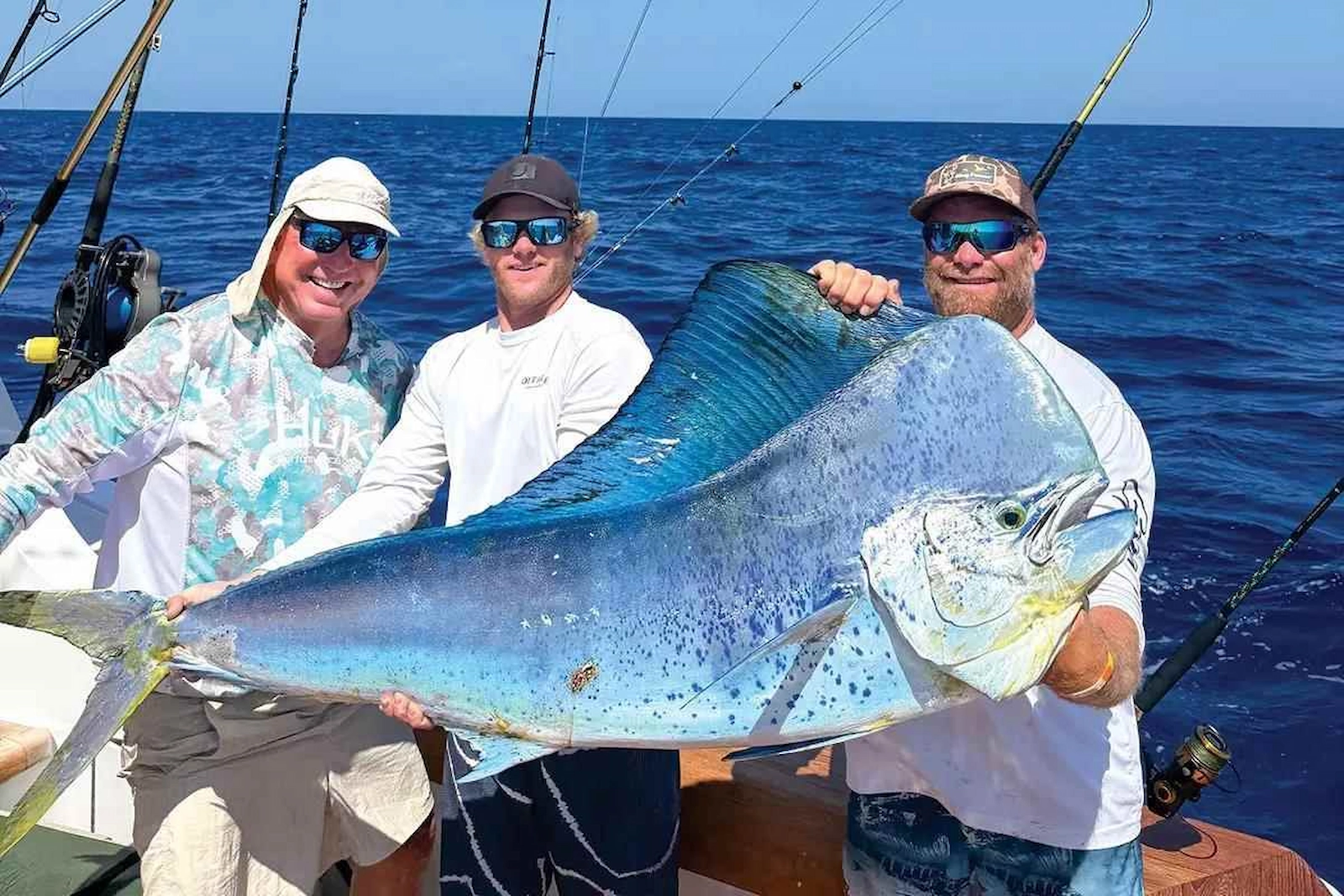 Barco de pesca esportiva rumo ao mar azul a partir de Quepos, Costa Rica